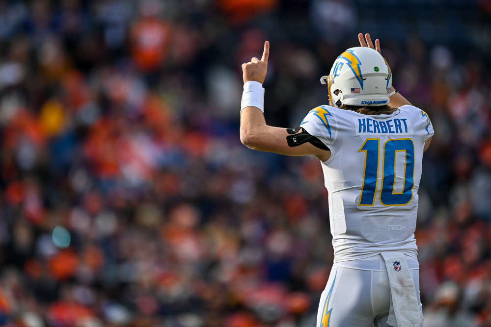 Justin Herbert Flashes a Play Call