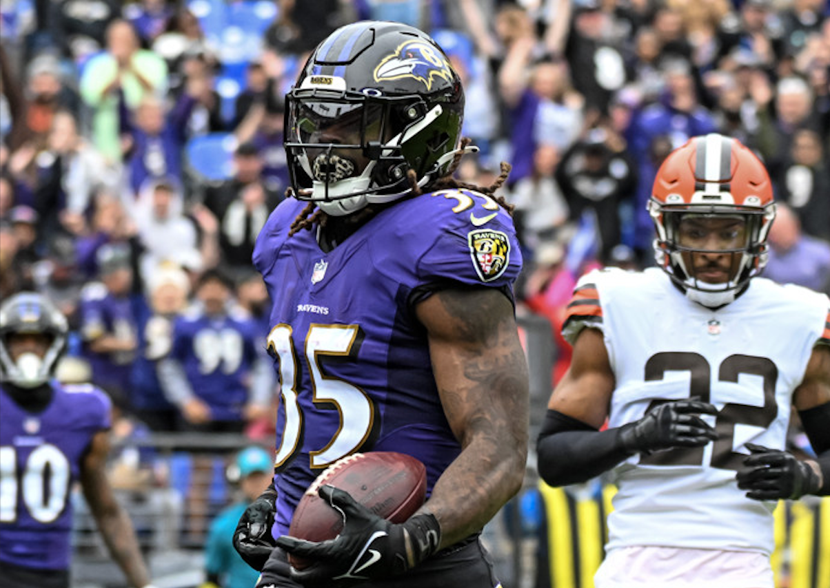 BALTIMORE, MD - OCTOBER 23: Baltimore Ravens running back Gus Edwards (35) runs for a touchdown during the Cleveland Browns game versus the Baltimore Ravens on October 23, 2022 at M&T Bank Stadium in Baltimore, MD. (Photo by Mark Goldman/Icon Sportswire) Gus Edwards Running Football