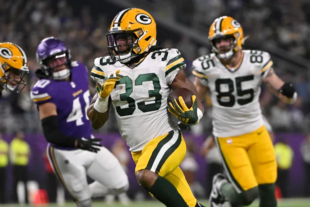 Aaron Jones runs teh ball against his new team the Vikings