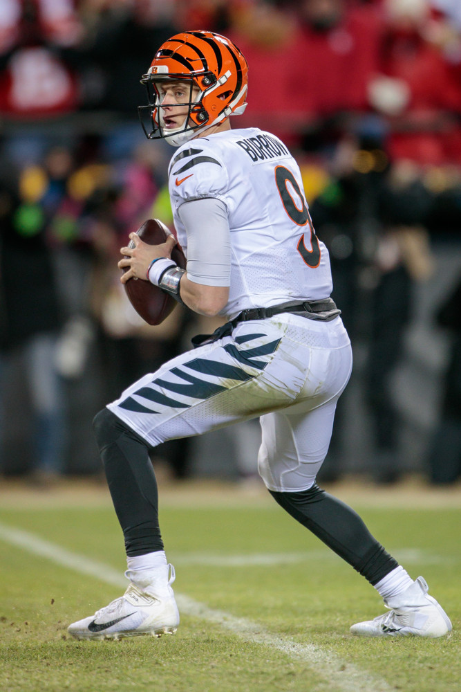 Joe Burrow Throwing Football Joe Burrow Throwing Ball