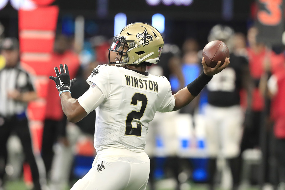 Jameis Winston throwing Jameis Winston throwing the football